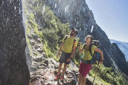 Eine willkommene Abkuehlung auf der Tour zur Kaiser-Hochalm ist an heißen Tagen der Schleier-Wasserfall, ein Paradies für Kletterer in der Bergwelt Wilder Kaiser in Oesterreich