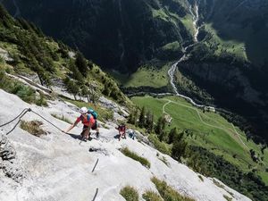 Die beruehmte Fuerenwand erklimmen Teilnehmer am jeweils dritten und gleichzeitig letzten Tag der kostenlosen Rock & Safety Days 2019 in Engelberg der Zentralschweiz Die beruehmte Fuerenwand erklimmen Teilnehmer am jeweils dritten und gleichzeitig letzten Tag der kostenlosen Rock & Safety Days 2019 in Engelberg der Zentralschweiz