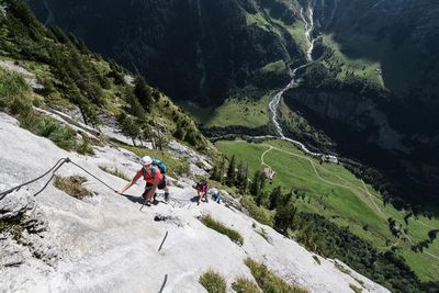 Die beruehmte Fuerenwand erklimmen Teilnehmer am jeweils dritten und gleichzeitig letzten Tag der kostenlosen Rock & Safety Days 2019 in Engelberg der Zentralschweiz