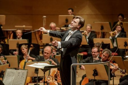 Tomas Netopil gemeinsam mit den Essener Philharmonikern
