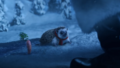 Im Xmas-Spot von Aldi begleitet Igel Harry die Karotte Kevin auf seiner abenteurlichen Reise nach Hause