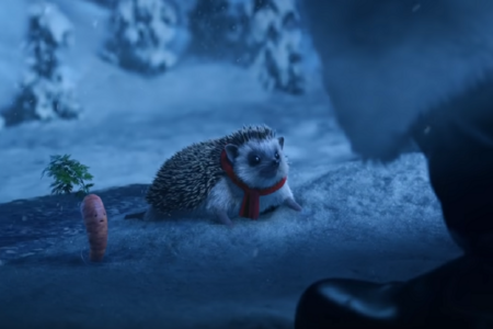Im Xmas-Spot von Aldi begleitet Igel Harry die Karotte Kevin auf seiner abenteurlichen Reise nach Hause