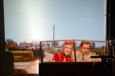 Reich und gluecklich - mit dem Auto durch die Landschaft duesen Reich und gluecklich - mit dem Auto durch die Landschaft duesen