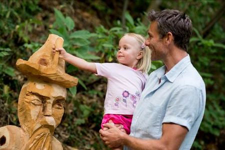 Der neue Sagenweg in Schenna Suedtirol veranschaulicht mit Holzskulpturen und Schautafeln kindgerecht sechs Sagen aus der Dorfchronik