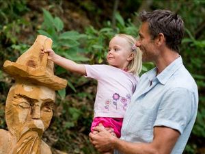 Der neue Sagenweg in Schenna Suedtirol veranschaulicht mit Holzskulpturen und Schautafeln kindgerecht sechs Sagen aus der Dorfchronik Der neue Sagenweg in Schenna Suedtirol veranschaulicht mit Holzskulpturen und Schautafeln kindgerecht sechs Sagen aus der Dorfchronik