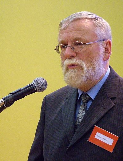 Rudolf Fischer, Vorsitzender seit 2007, Esperanto, die Internationale Sprache, feiert ihren 125. Geburtstag in Deutschland Am 24.11.1887, also vor 125 Jahren, erschien eine kleine Broschüre mit dem Titel „Internationale Sprache, Vorrede und vollständiges Lehrbuch“ des Dr. Esperanto. Das Pseudonym Ludwig Zamenhofs, des Initiators der Sprache, wurde später zu deren Namen.