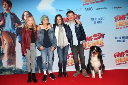 Marinus Hohmann, Allegra Tinnefeld, Ron Antony Renzenbrink, Amelie Lammers und Timmy, der Hund