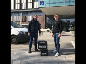 Persoenliche fritz-kola Uebergabe durch fritz-kulturgueter Geschäftsfuehrer Mirco Wolf Wiegert an Oliver Bahls,Leiter der Health Kitchen am UKE Persoenliche fritz-kola Uebergabe durch fritz-kulturgueter Geschäftsfuehrer Mirco Wolf Wiegert an Oliver Bahls,Leiter der Health Kitchen am UKE