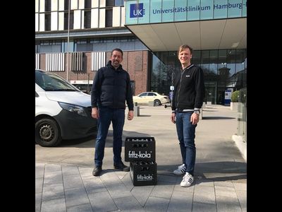 Persoenliche fritz-kola Uebergabe durch fritz-kulturgueter Geschäftsfuehrer Mirco Wolf Wiegert an Oliver Bahls,Leiter der Health Kitchen am UKE