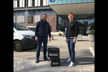 Persoenliche fritz-kola Uebergabe durch fritz-kulturgueter Geschäftsfuehrer Mirco Wolf Wiegert an Oliver Bahls,Leiter der Health Kitchen am UKE