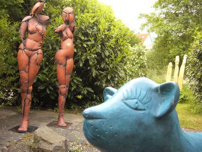 Keramikarbeiten von Marlies Pufhl, im Hintergrund Skulpturen von Stefan Guber