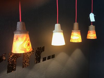 Die Leuchten aus Holz sind ein echter Hingucker