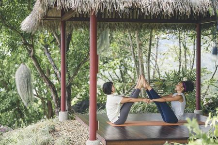 Im Yoga-Pavillon des Kamalaya Wellness & Sanctuary Holistic Spa auf Koh Samui/Thailand vertiefen Gäste wahlweise an drei, fünf oder sieben Tagen ihre Asanas mithilfe eines privaten Lehrers