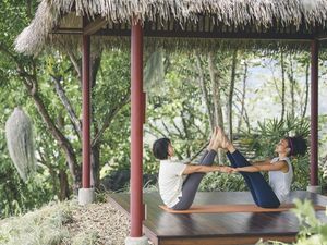 Im Yoga-Pavillon des Kamalaya Wellness & Sanctuary Holistic Spa auf Koh Samui/Thailand vertiefen Gäste wahlweise an drei, fünf oder sieben Tagen ihre Asanas mithilfe eines privaten Lehrers Im Yoga-Pavillon des Kamalaya Wellness & Sanctuary Holistic Spa auf Koh Samui/Thailand vertiefen Gäste wahlweise an drei, fünf oder sieben Tagen ihre Asanas mithilfe eines privaten Lehrers