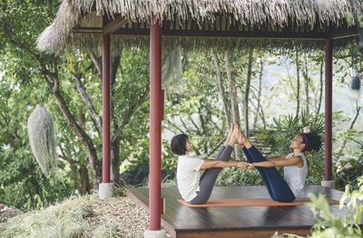 Im Yoga-Pavillon des Kamalaya Wellness & Sanctuary Holistic Spa auf Koh Samui/Thailand vertiefen Gäste wahlweise an drei, fünf oder sieben Tagen ihre Asanas mithilfe eines privaten Lehrers