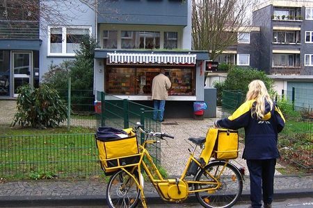 Zustellerin der Deutschen Post AG mit Fahrrad - Wikipedia