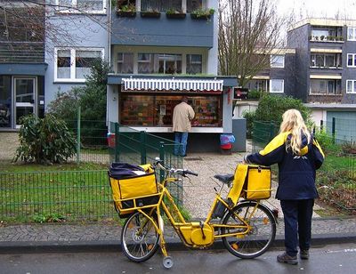 Zustellerin der Deutschen Post AG mit Fahrrad - Wikipedia