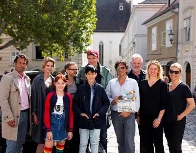 am Set in Oesterreich die Darsteller Stephan Luca, Rike Schmid, Emilia Maier, Milan Peschel, Loris Sichrovsky, Regisseur Gregor Schnitzler, Kameramann Wolfgang Aichholzer, Koproduzent Michael Katz sowie die Produzentinnen Meike Kordes und Alexandra Kordes