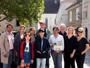 am Set in Oesterreich die Darsteller Stephan Luca, Rike Schmid, Emilia Maier, Milan Peschel, Loris Sichrovsky, Regisseur Gregor Schnitzler, Kameramann Wolfgang Aichholzer, Koproduzent Michael Katz sowie die Produzentinnen Meike Kordes und Alexandra Kordes am Set in Oesterreich die Darsteller Stephan Luca, Rike Schmid, Emilia Maier, Milan Peschel, Loris Sichrovsky, Regisseur Gregor Schnitzler, Kameramann Wolfgang Aichholzer, Koproduzent Michael Katz sowie die Produzentinnen Meike Kordes und Alexandra Kordes