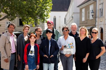 am Set in Oesterreich die Darsteller Stephan Luca, Rike Schmid, Emilia Maier, Milan Peschel, Loris Sichrovsky, Regisseur Gregor Schnitzler, Kameramann Wolfgang Aichholzer, Koproduzent Michael Katz sowie die Produzentinnen Meike Kordes und Alexandra Kordes