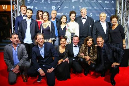 Die Haupdarsteller Daniel Donskoy. Mehdi Meskar, Noa Niv, Sabrina Amali, Regisseur Dror Zahavi, Tochter Lili Zahavi, Bibiana Beglau, Peter Simonischek, seine Exzellenz Jeremy Issacharoff und seine Frau Laura, die Koproduzent und Verleiher Thomas Reisser und Marcus Machura, Monika Reinthaler, Koproduzent Peter Trenkwalder, Produzentin Alice Brauner und Koproduzent Michael Zechbauer