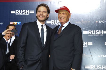 RUSH – Alles für den Sieg. Daniel Bruehl mit Nikki Lauder