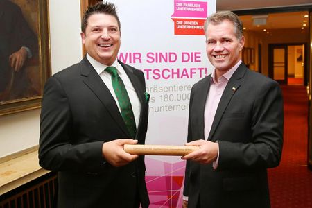 Staffelstabuebergabe Der vorherige Landesvorsitzende Thomas Rick rechts uebergibt dem neuen Landesvorsitzenden David Zuelow den Landesvorsitz