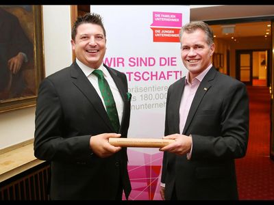 Staffelstabuebergabe Der vorherige Landesvorsitzende Thomas Rick rechts uebergibt dem neuen Landesvorsitzenden David Zuelow den Landesvorsitz