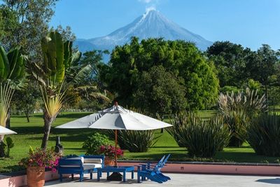 Reisen Hacienda Garten mit Blick auf Vulkan