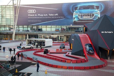 Der Audi-Meteorit vor dem 3400 Quadratmeter großen Werbebanner am Terminal 2 des Flughafens Muenchen, was wuerden die zwei Herren mit Hund dazu sagen
