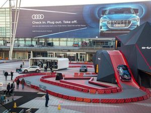 Der Audi-Meteorit vor dem 3400 Quadratmeter großen Werbebanner am Terminal 2 des Flughafens Muenchen, was wuerden die zwei Herren mit Hund dazu sagen Der Audi-Meteorit vor dem 3400 Quadratmeter großen Werbebanner am Terminal 2 des Flughafens Muenchen, was wuerden die zwei Herren mit Hund dazu sagen