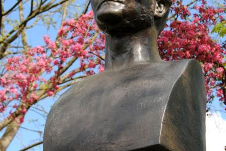 Richard-Wagner-Denkmal in Leipzig. Es befindet sich am Georgiring in der Schwanenteichanlage hinter der Oper Leipzig. Die Büste entstand nach einem Entwurf von Max Klinger (um 1904). Das Denkmal wurde anlässlich des 100. Todestags von Richard Wagner im Jahr 1983 aufgestellt.