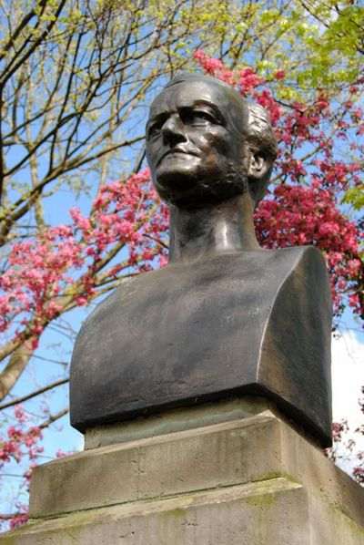 Richard-Wagner-Denkmal in Leipzig. Es befindet sich am Georgiring in der Schwanenteichanlage hinter der Oper Leipzig. Die Büste entstand nach einem Entwurf von Max Klinger (um 1904). Das Denkmal wurde anlässlich des 100. Todestags von Richard Wagner im Jahr 1983 aufgestellt.