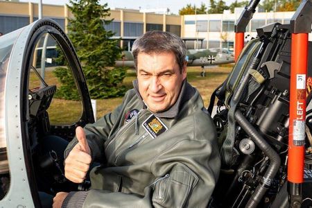 Bayerns Ministerpräsident hatte sichtlich Spaß bei seinem Besuch des Airbus-Zentrums. Das Internet jedoch spottet