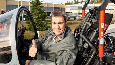 Bayerns Ministerpräsident hatte sichtlich Spaß bei seinem Besuch des Airbus-Zentrums. Das Internet jedoch spottet