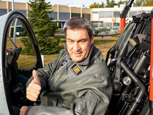 Bayerns Ministerpräsident hatte sichtlich Spaß bei seinem Besuch des Airbus-Zentrums. Das Internet jedoch spottet