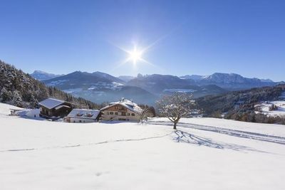 Zahlreiche Bauernhoefe der Marke Roter Hahn liegen in unmittelbarer Naehe einer Suedtiroler Skipiste
