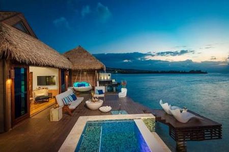 Ueber einen eigenen Pool verfuegen die luxurioesen Over-the-Water-Suites im Sandals Royal Caribbean auf Jamaika Karibische Inseln