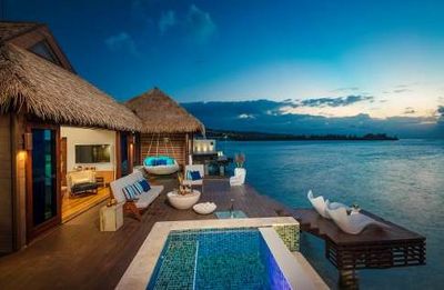 Ueber einen eigenen Pool verfuegen die luxurioesen Over-the-Water-Suites im Sandals Royal Caribbean auf Jamaika Karibische Inseln