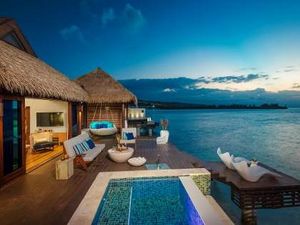 Ueber einen eigenen Pool verfuegen die luxurioesen Over-the-Water-Suites im Sandals Royal Caribbean auf Jamaika Karibische Inseln