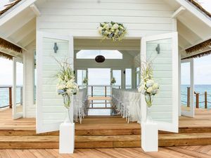 In neuerdings vier schwimmenden Kapellen von Sandals Resorts sind das Brautpaar und seine Gaeste umgeben vom karibischen Meer In neuerdings vier schwimmenden Kapellen von Sandals Resorts sind das Brautpaar und seine Gaeste umgeben vom karibischen Meer
