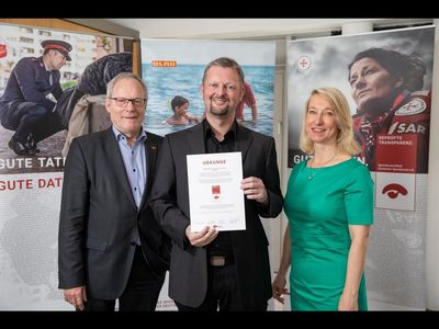 Wolfgang Stueckemann, Vorsitzender des Deutschen Spendenrates, verleihen das Spendenzertifikat des Deutschen Spendenrates e.V. an Matthias Lehmann von VIER PFOTEN - Stiftung für Tierschutz
