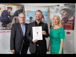 Wolfgang Stueckemann, Vorsitzender des Deutschen Spendenrates, verleihen das Spendenzertifikat des Deutschen Spendenrates e.V. an Matthias Lehmann von VIER PFOTEN - Stiftung für Tierschutz Wolfgang Stueckemann, Vorsitzender des Deutschen Spendenrates, verleihen das Spendenzertifikat des Deutschen Spendenrates e.V. an Matthias Lehmann von VIER PFOTEN - Stiftung für Tierschutz