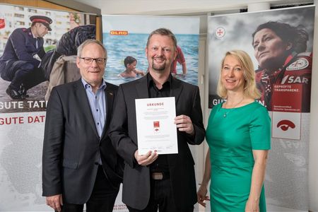 Wolfgang Stueckemann, Vorsitzender des Deutschen Spendenrates, verleihen das Spendenzertifikat des Deutschen Spendenrates e.V. an Matthias Lehmann von VIER PFOTEN - Stiftung für Tierschutz