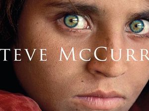 McCurrys berühmtestes Bild ist Afghan Girl, aufgenommen in einem Flüchtlingslager in Pakistan McCurrys berühmtestes Bild ist Afghan Girl, aufgenommen in einem Flüchtlingslager in Pakistan