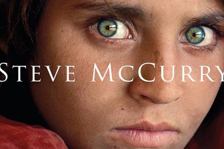 McCurrys berühmtestes Bild ist Afghan Girl, aufgenommen in einem Flüchtlingslager in Pakistan