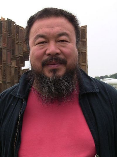 Ai Weiwei vor Template auf der Documenta 12 im Juni 2007