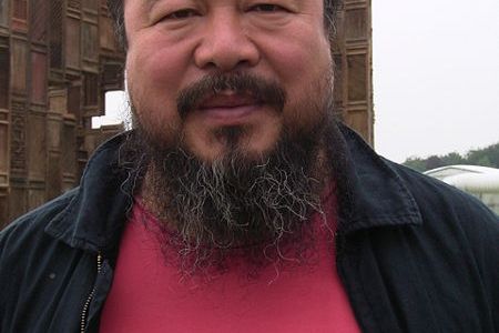 Ai Weiwei vor Template auf der Documenta 12 im Juni 2007