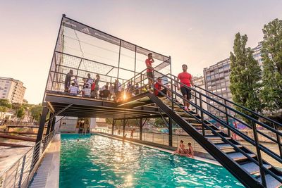 Der Fussballcage befindet sich direkt am Badeschiff Wien