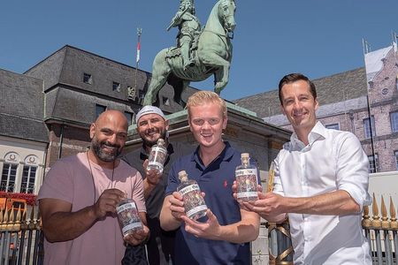 Der Duesseldorfer Kuenstler und Shootingstar Leon Loewentraut malte exklusiv ein Bild für das Etikett